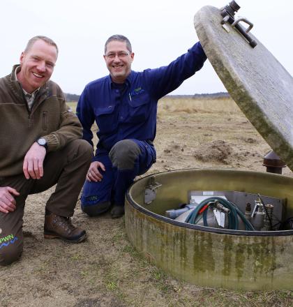 boswachter_en_monteur_bij_waterput.jpg