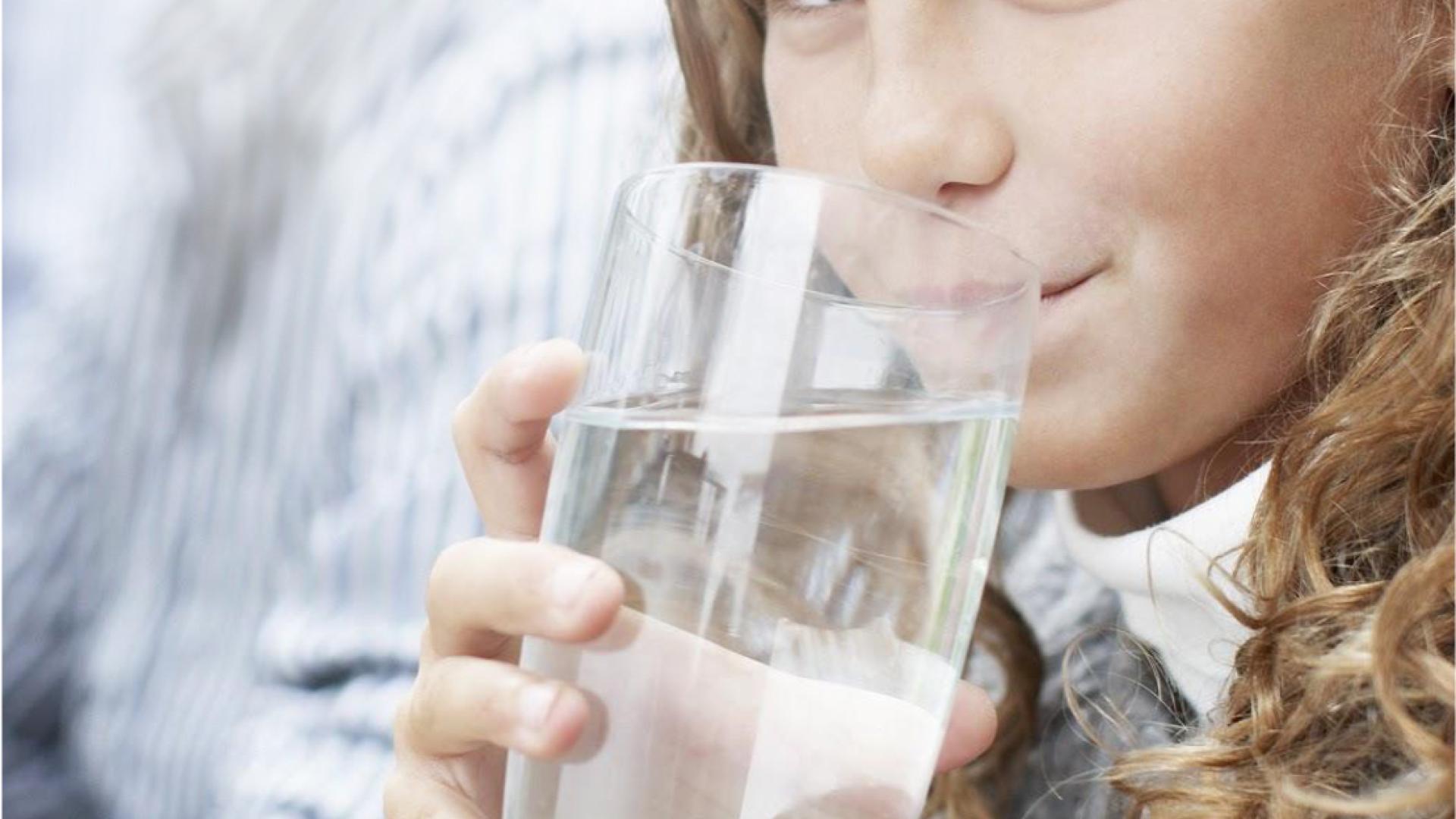 Meisje drinkt water