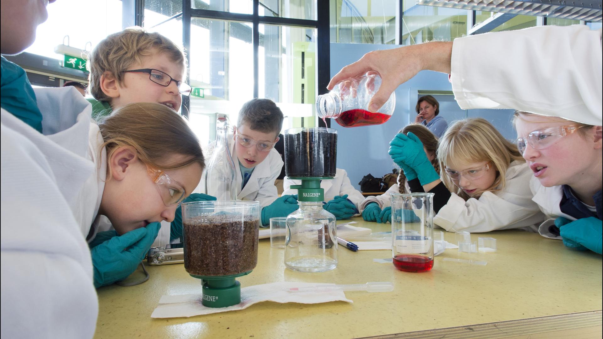 Kinderen leren over het zuiveren van drinkwater